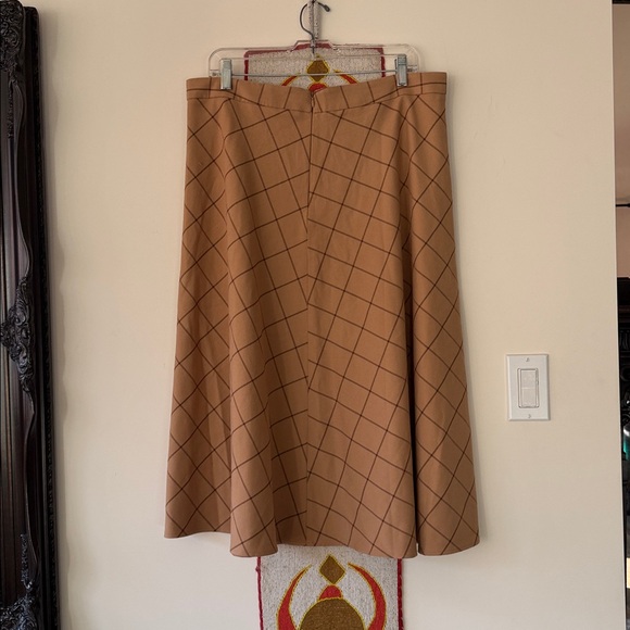 Pretty “HALOGEN” Skirt - Picture 3 of 6